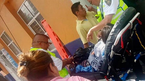 Los uniformados corrieron a la unidad por el equipo de primeros auxilios y asistieron el alumbramiento