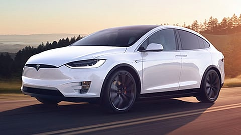 Uno de los puntos es crear techos solares que permitan un almacenamiento de energía continuo para recargar sus autos