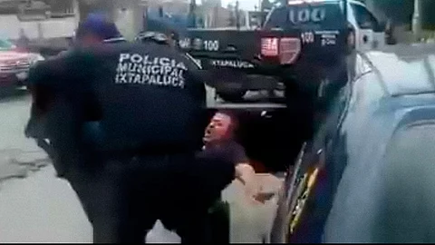 El joven se resistió a la detención, por lo que los policías iniciaron un forcejeo, sosteniéndolo de piernas y brazos