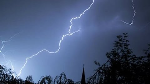 Evitar lugares altos y no refugiarse abajo de árboles, entre las recomendaciones ante los relámpagos (Foto: YouTube)