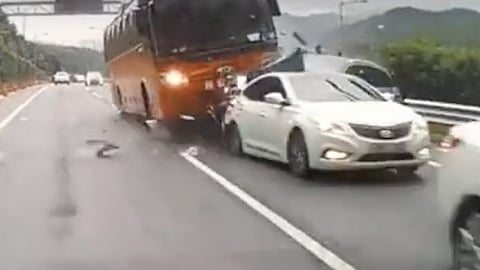 Todo fue grabado por una cámara instalada en la parte trasera del auto