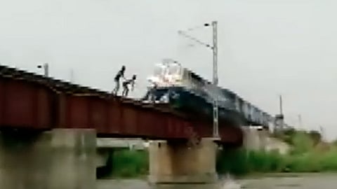 Poniendo al límite su seguridad, la valiente acción de estos niños se ha vuelto viral en las redes sociales