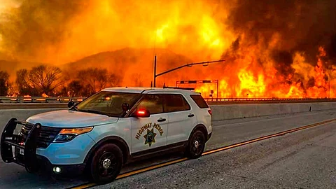 El cuerpo de bomberos ha logrado contener apenas el 4 por ciento de las llamas
