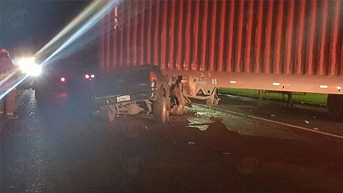 La mujer quedó prensada en el vehículo (Foto: RED 113)