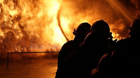 Los bomberos trabajan para sofocar el fuego