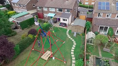 Video: Hombre construye columpio de 360º pero no todo sale como esperaba
