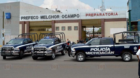 Los policías y sus perros se dedicaron a revisar todos y cada uno de los rincones de la Prefeco