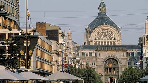 También resultó lesionado el agresor, tras recibir los disparos de un tercer agente (Foto: Ilustrativa)