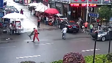 Luego de más de 20 heridos, elementos de la policía arribaron al lugar y trataron de ahuyentar al can