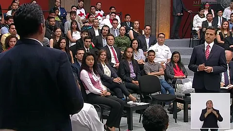Peña Nieto responde a jóvenes; habla de su tesis y de los gasolinazos