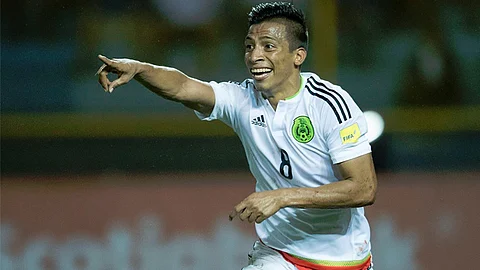 El delantero debutó en Primera División con Morelia, mientras el mes pasado lo hizo en la selección nacional y marcó un gol (Foto: @miseleccionmx)