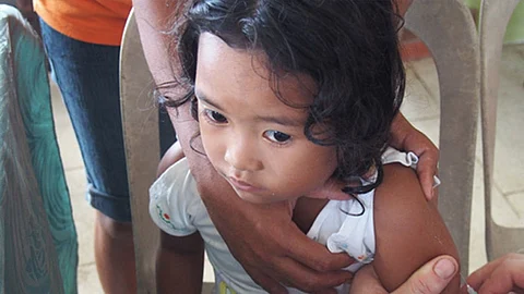 Una niña recibe la vacuna contra el sarampión (Foto: UNICEF/Heather Papowitz)