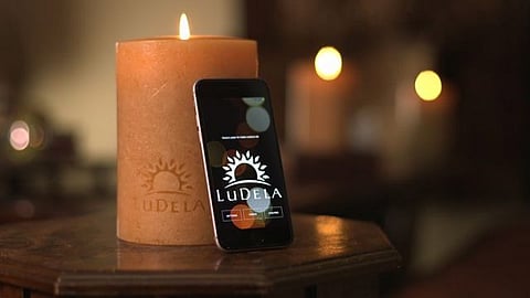 LuDela es una vela tradicional que puede controlarse desde una aplicación.
