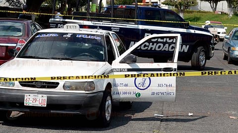 Se presume que otro vehículo se le emparejó al “Taxi Alfa Plus” y unos desconocidos dispararon contra los ofendidos