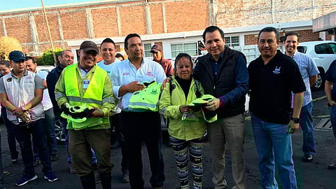 Gil Vázquez, dijo a los trabajadores que estos uniformes más que una prenda de vestir sirven para bridarles seguridad