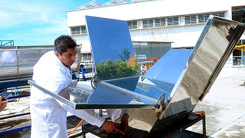 Su novedad consiste en tener un diseño opto-geométrico que le permite ser operada en cualquier latitud, durante todo el año y evitar ajustes frecuentes