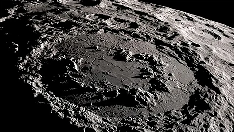 El cráter del satélite terrestre, igual al formado en la Península de Yucatán, tienen anillos concéntricos (Imagen: NASA)