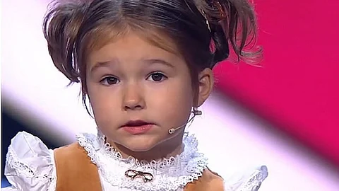Video: Niña rusa de 4 años sorprende a todos al hablar en 7 idiomas diferentes