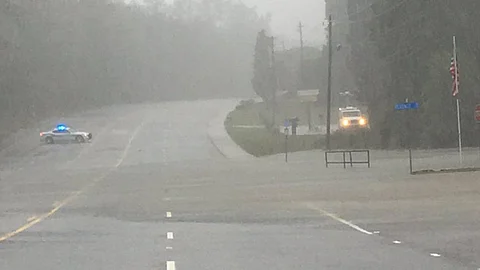 La tormenta ha generado inundaciones y cortes de luz en varias localidades (Foto Twitter: @FayettevillePD)