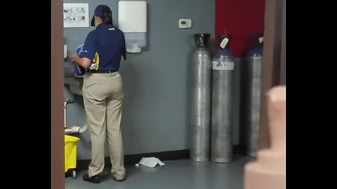 Video: Cachan a empleada de Cinépolis enjuagando vasos para reutilizarlos