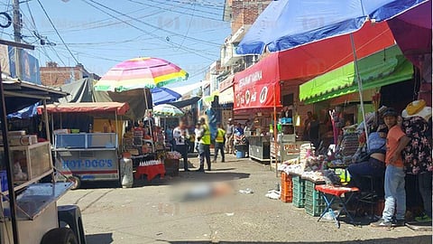 El cuerpo quedo tendido frente a los comerciantes