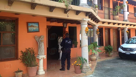 Los delincuentes amagaron al encargado de la recepción