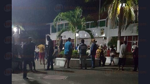 Cerraron el edificio con cadenas y candados