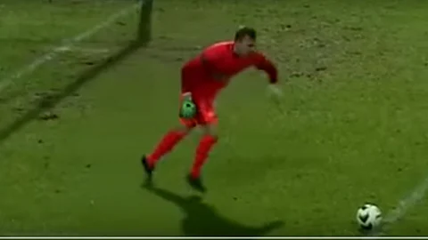 El fuerte viento provocó una “falta” en ese encuentro (Foto: YouTube)