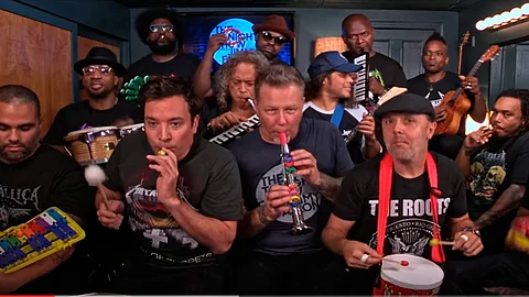 Con instrumentos de juguete, Metallica demostró su talento y su sentido del humor