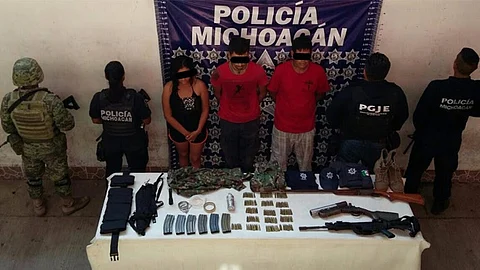 Los detenidos, junto con las armas y equipo táctico fueron asegurados y quedaron puestos a disposición de las autoridades ministeriales