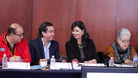 Bajo un exigente marco regulatorio que no le permite comercializar, la televisión pública compite en desventaja, señaló la funcionaria
