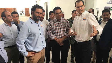 El mandatario estatal, junto a los diectores generales, realizó un breve recorrido por la comercializadora de fresas, zarzamoras y arándanos