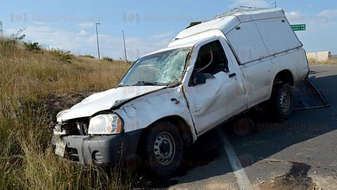 Vuelca una camioneta que trasladaba chiles enlatados, en Morelia