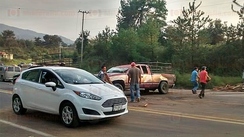 La unidad volcada fue rescatada por habitantes de Capacuaro