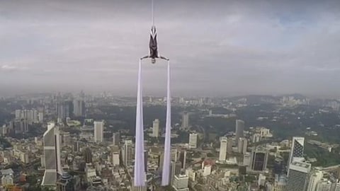 Utilizó dos telas de seda colgadas al edificio (Foto: YouTube)