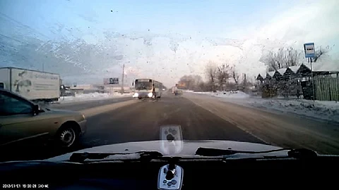 Video: Mujer cruza una carretera muy transitada sin inmutarse ante los vehículos