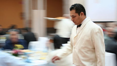 El salario promedio de un mesero es de 28 pesos por hora trabajada (Foto ObedMS)