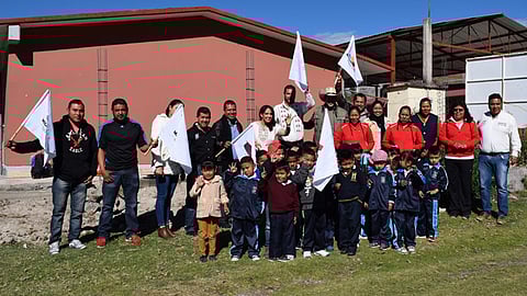 La funcionaria estatal recordó que en este plantel ya se realizó la sustitución de "aulas de palitos" por tres salones didácticos