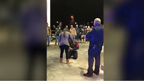 Video: Dos policías arrestan al novio de una joven que esta por recibir la sorpresa de su vida