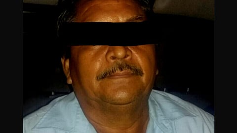 Manuel B. funge como director de una escuela secundaria en Lázaro Cárdenas