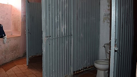 Autoridades indicaron que es necesario realizar el cambio de mobiliario y dotarlos de equipamiento