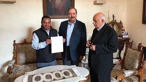 Víctor Silva entrega donativo a la fundación Cáritas Diocesana Morelia