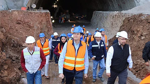 Acompañó a autoridades federales y estatales para supervisar la construcción del Libramiento Sur Morelia