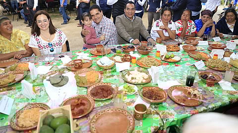 Galería: Cocineras tradicionales le dan “una probadita” a Silvano Aureoles