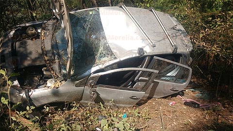 Un Crossfox plata cayó a un barranco en el Puente Santa Teresa (Foto: MiMorelia.com)