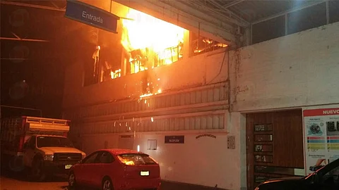 Los bomberos trabajaron por más de una hora para controlar el fuego (Foto: RED 113)