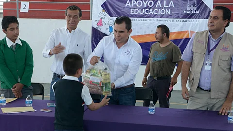 Israel Tena, conminó a los padres de familia presentes a incentivar la permanencia de sus hijos en la escuela