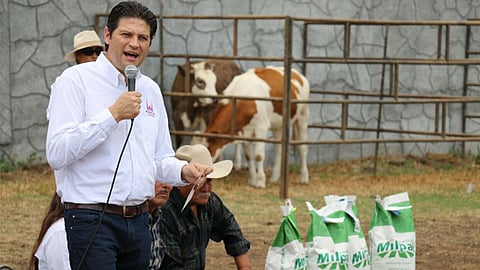 El alcalde mencionó que es importante esta entrega pues iniciaron los tiempos de lluvias, por ello se debe comenzar a sembrar (Fotos: ACG)