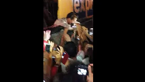 Video: Brad Pitt rescata a una niña entre la multitud