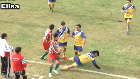 El partido fue suspendido y el jugador fue atendido de primera mano en la cancha